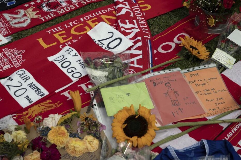 Homenagens a Diogo Jota, jogador do Liverpool, com flores e mensagens de fãs