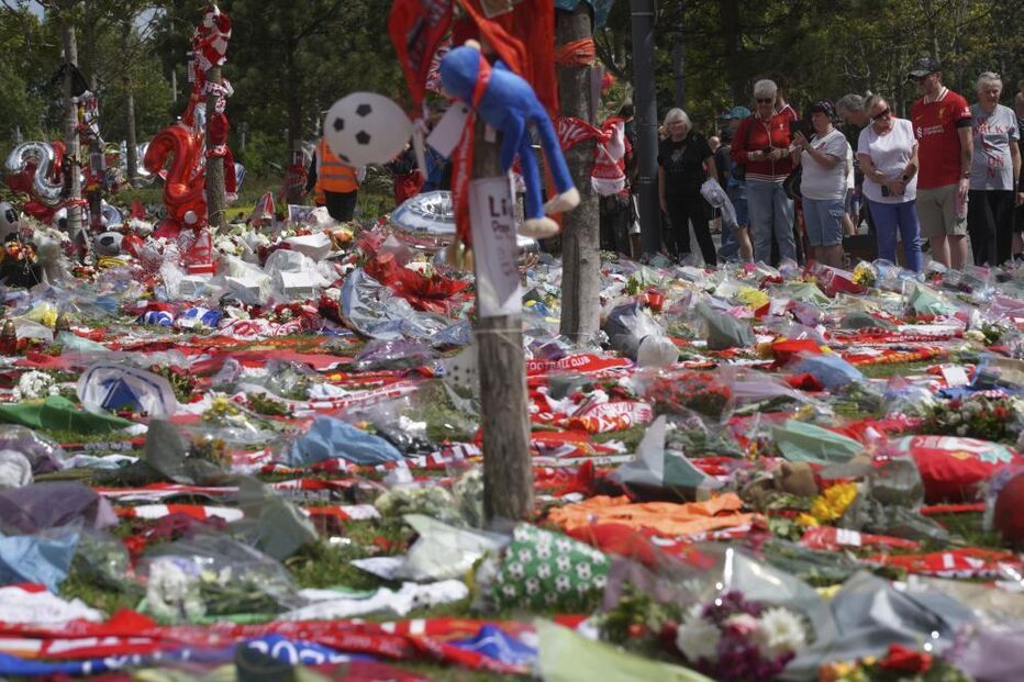 Adeptos do Liverpool prestam homenagem às vítimas de Hillsborough em Anfield