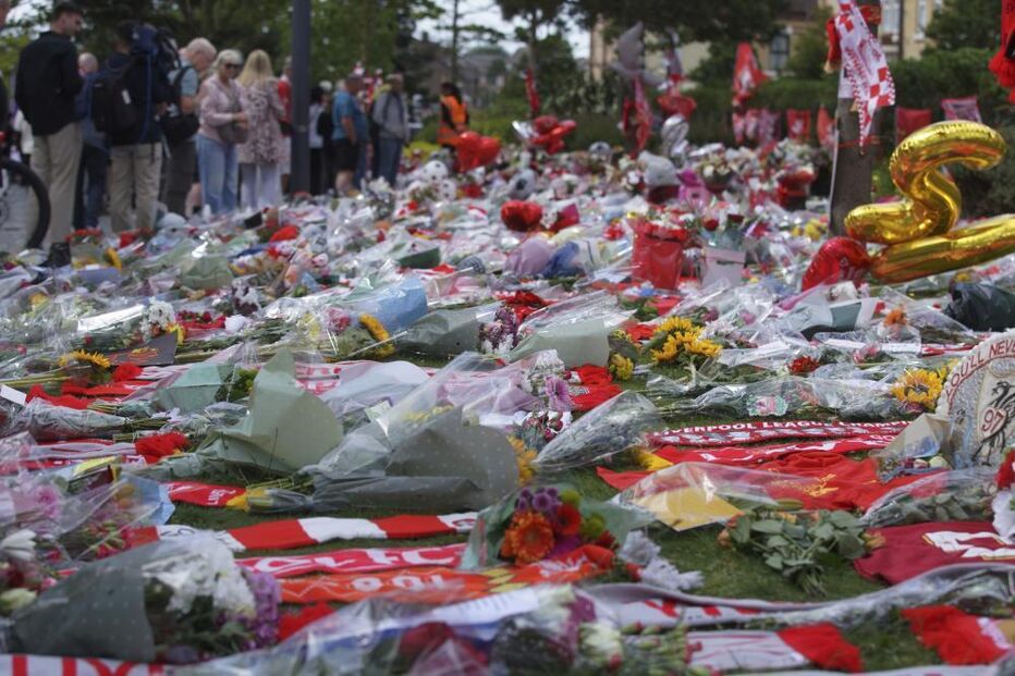 Flores e tributos marcam o local da tragédia de Hillsborough, em Liverpool