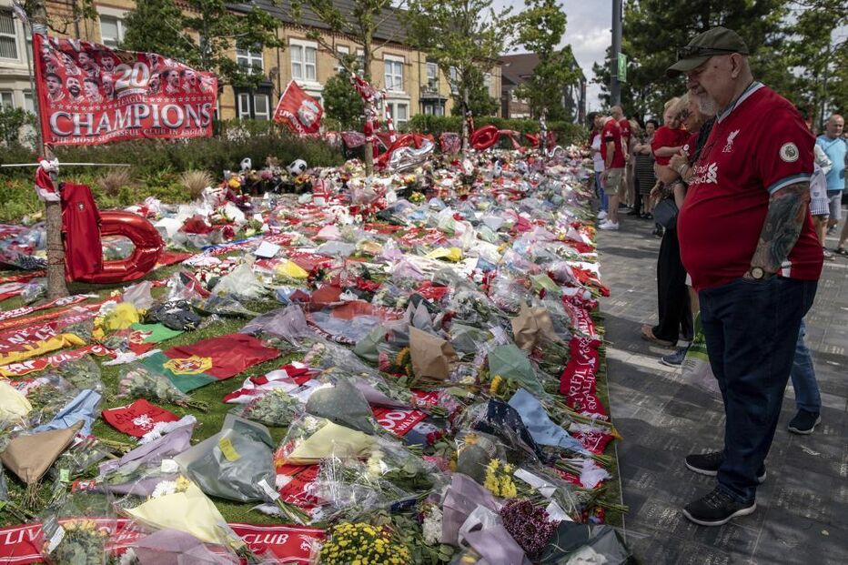 Homenagem dos adeptos do Liverpool com flores e cachecóis