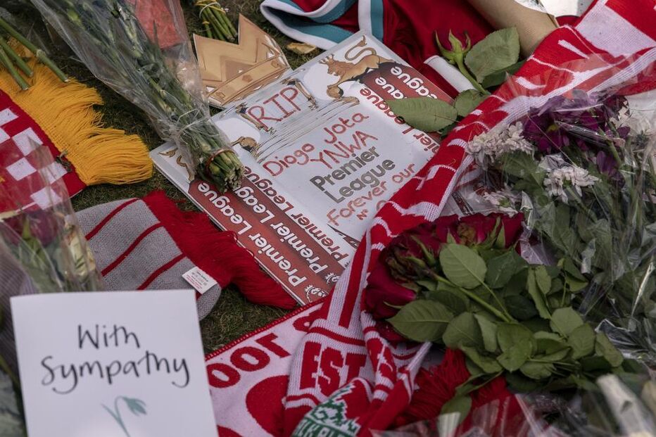 Homenagens a Diogo Jota, jogador do Liverpool, com flores e mensagens de simpatia