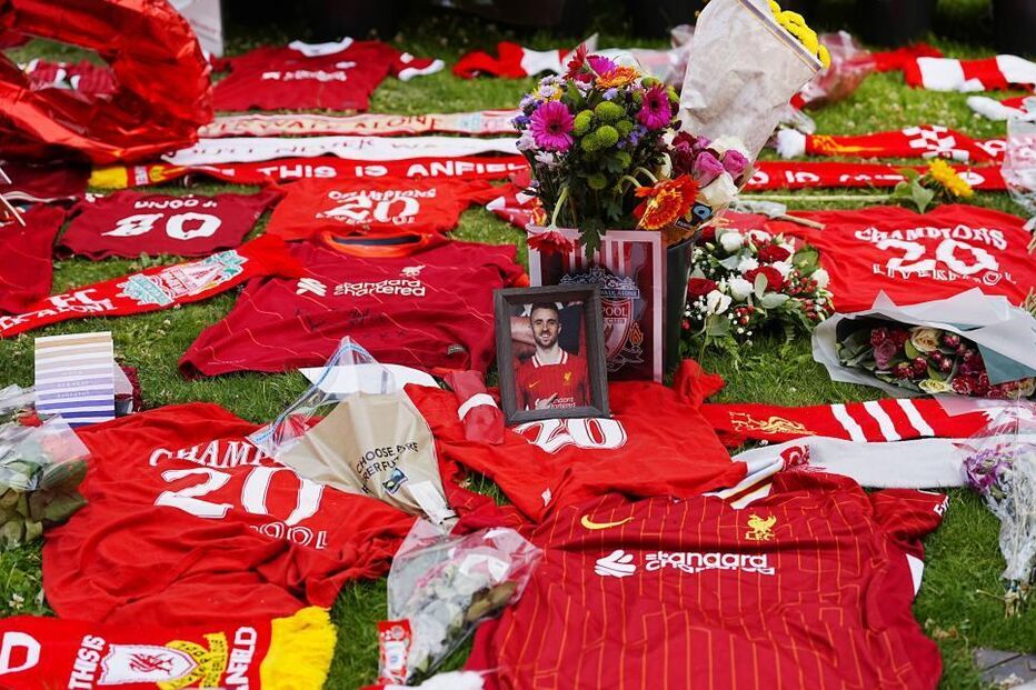 Homenagem a jogador do Liverpool com camisolas, flores e fotografias