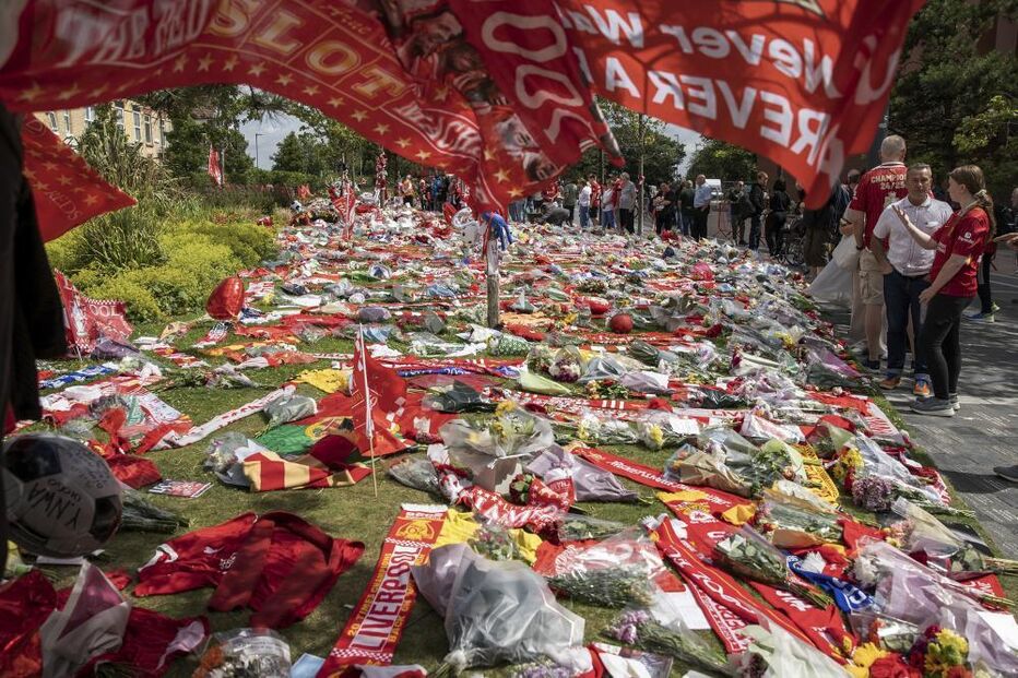 Tributos a Hillsborough com cachecóis e flores
