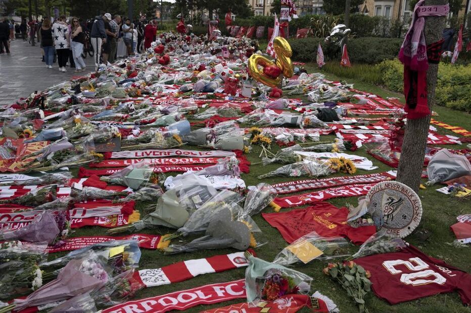 Homenagens a apoiantes do Liverpool com flores e cachecóis