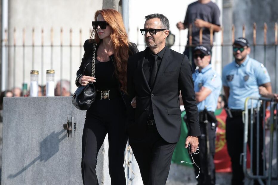 Equipa do Liverpool e figuras do futebol no funeral dos irmãos Jota, em Portugal