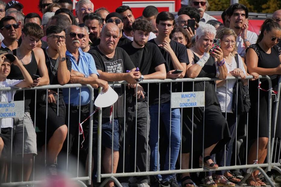Populares acompanham funeral de Diogo Jota e André Silva 