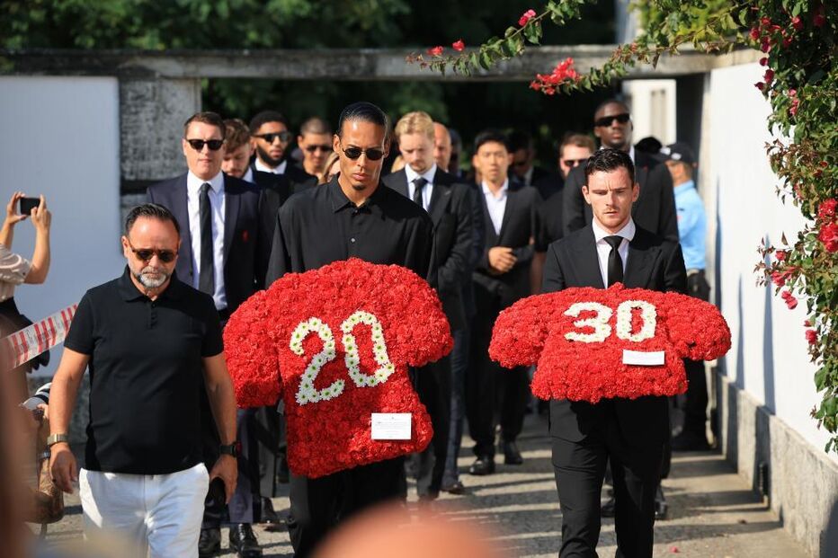 Jogadores do Liverpool prestam homenagem a Diogo Jota e André Silva 