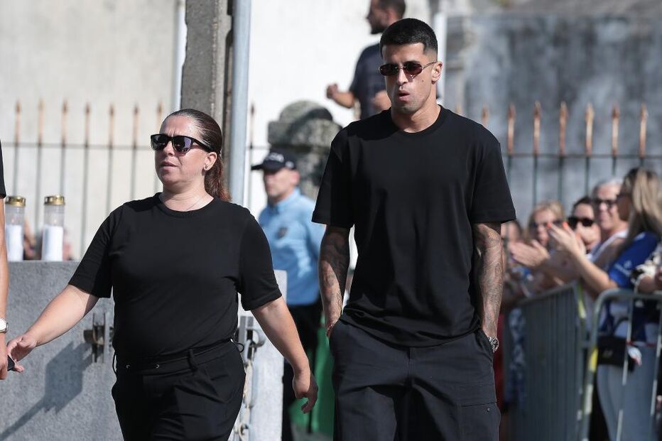 Ricardo Quaresma no funeral da mãe, vestindo roupa preta e óculos escuros
