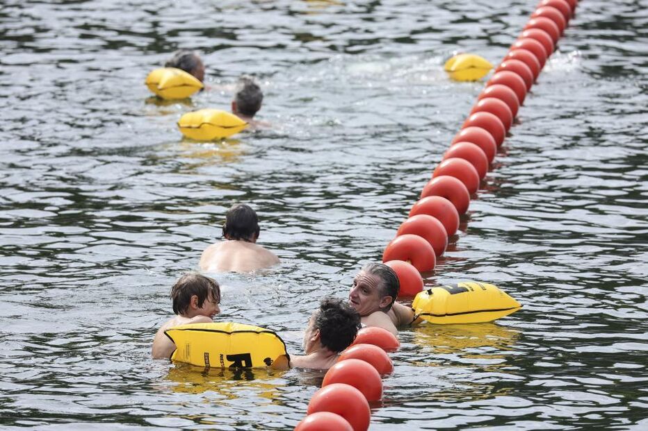 Banhistas aproveitam a reabertura do rio Sena em Paris após um século