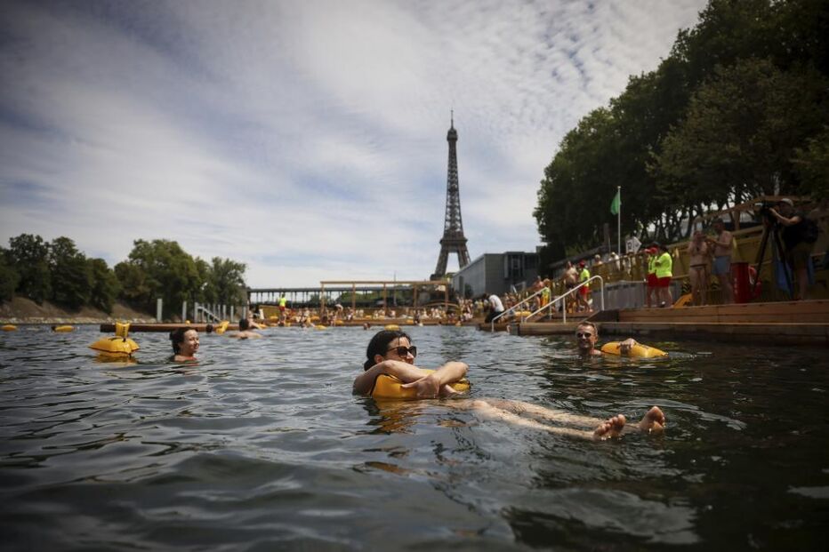 Banhistas aproveitam reabertura do rio Sena em Paris, perto da Torre Eiffel