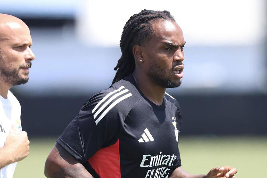 Renato Sanches treina com a camisola do Benfica