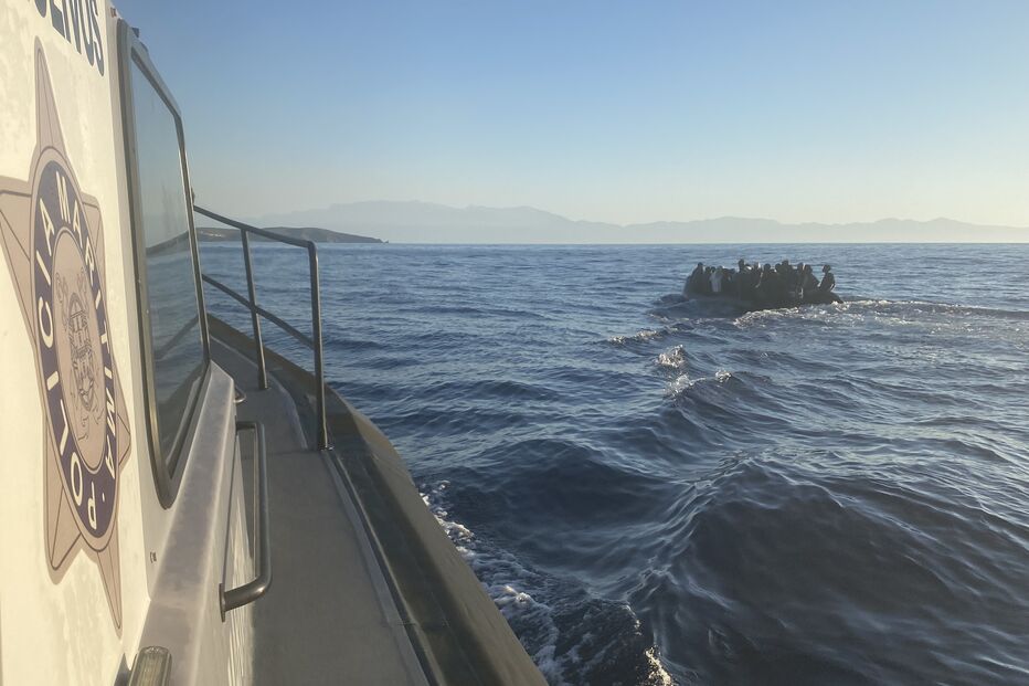 Embarcação da polícia marítima interceta migrantes no mar