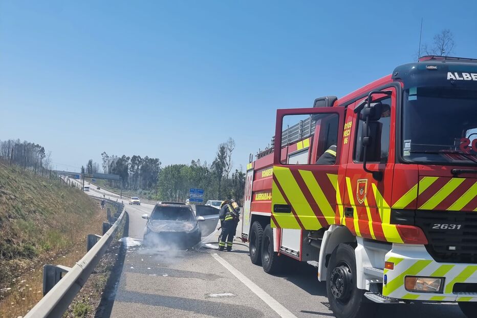 Incêndio em Albergaria-a-Velha, carro a arder na A25. Bombeiros combatem as chamas