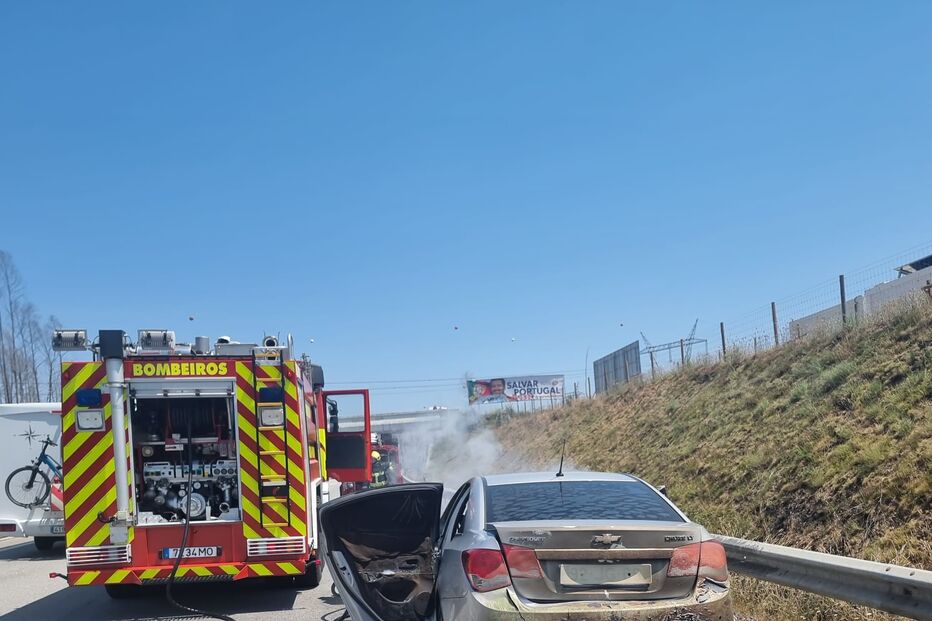 Incêndio em Albergaria-a-Velha: Bombeiros combatem chamas num carro na A25. Não há feridos