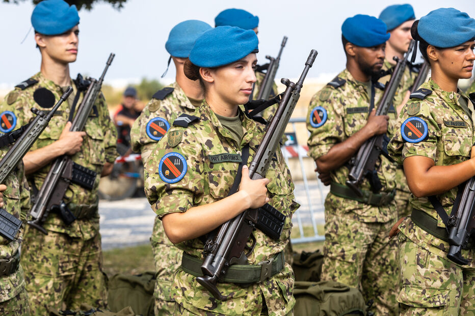 Militares portugueses da Força Aérea fardados e armados