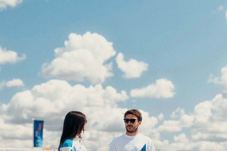 Kika Cerqueira Gomes apoia Pierre Gasly no Circuito de Silverstone