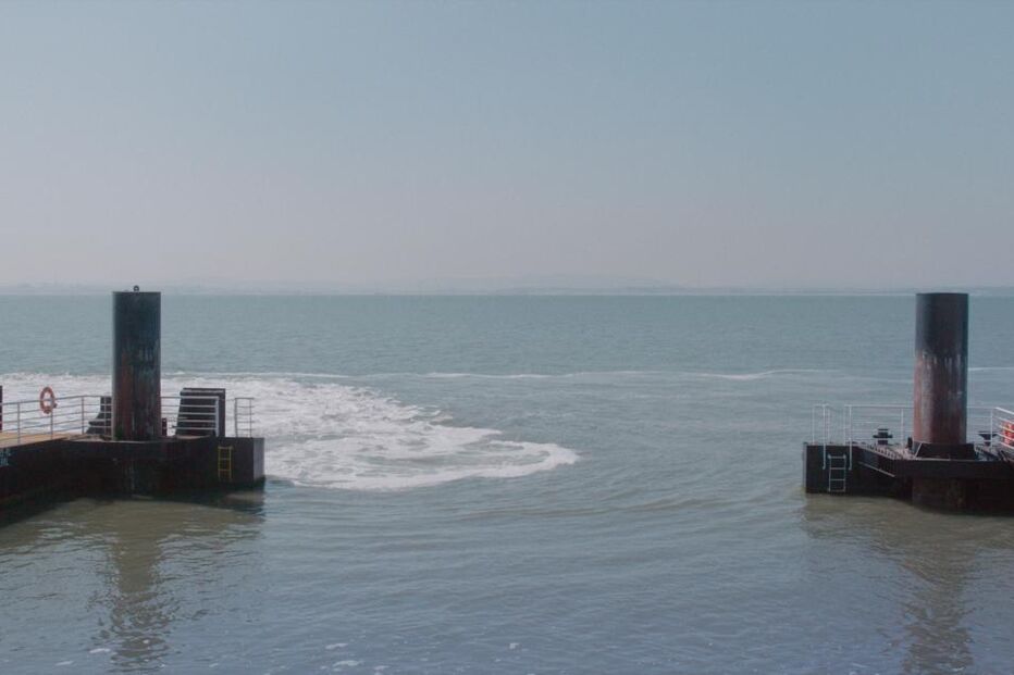 Vista do mar com plataformas