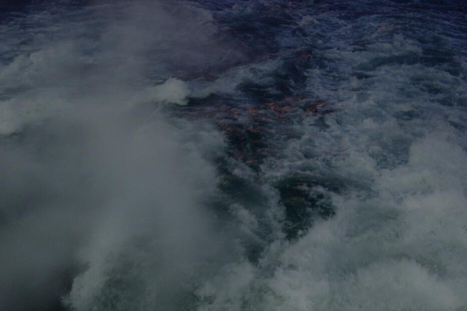 Água agitada com espuma e tons escuros