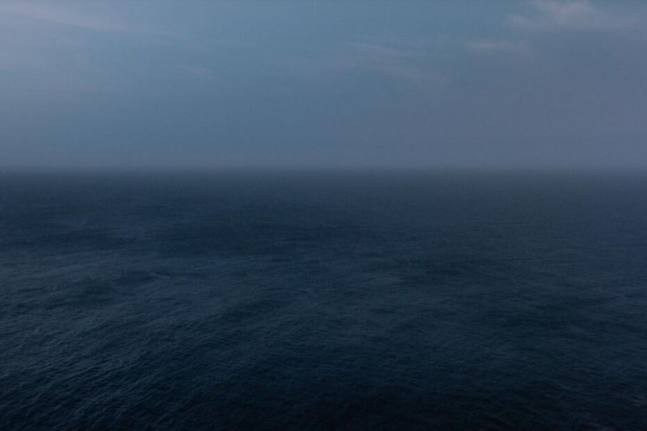 Vista do oceano sob um céu nublado