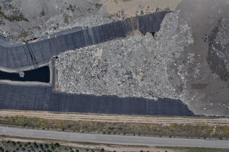 Vista aérea de um aterro sanitário com resíduos e lagoas de lixiviação