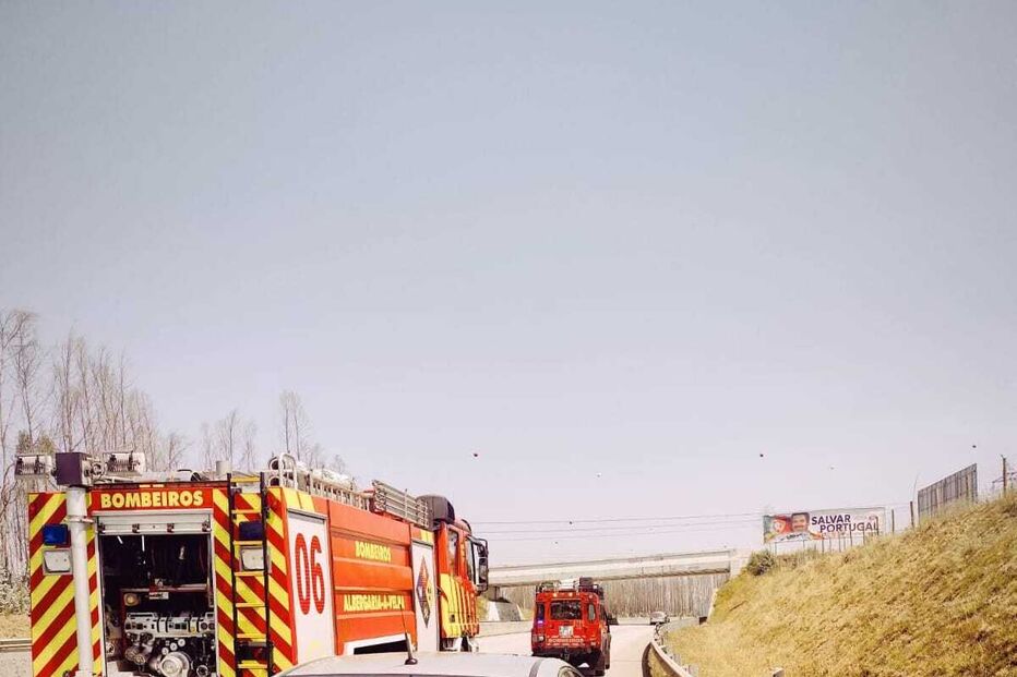 Incêndio destrói carro na A25, em Albergaria-a-Velha. Não há feridos
