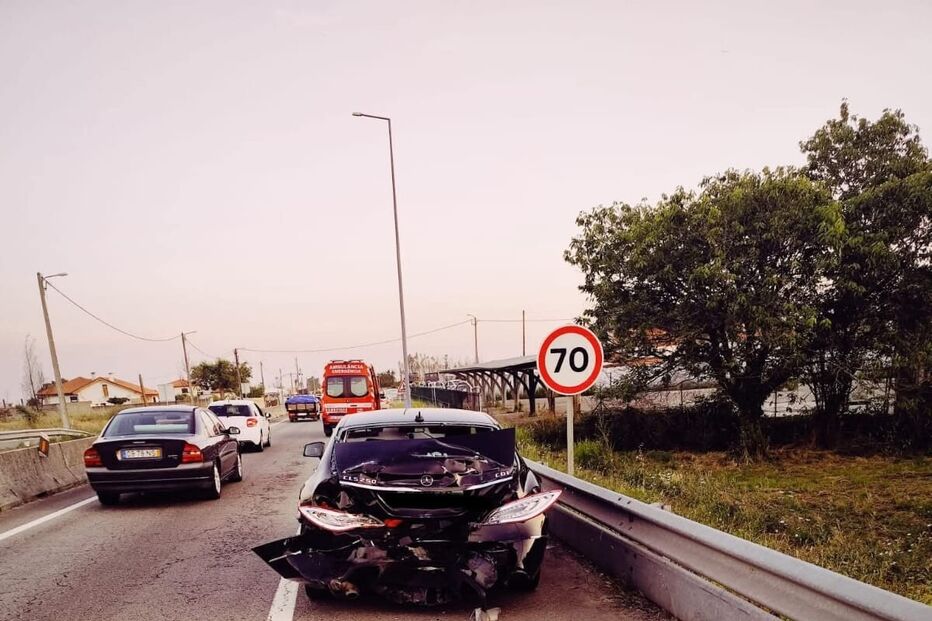 Colisão em Albergaria-a-Velha causa ferimentos em casal e outro homem