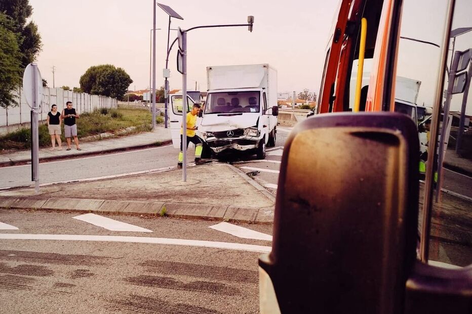Colisão de carros em Albergaria-a-Velha causa ferimentos em casal e outro homem
