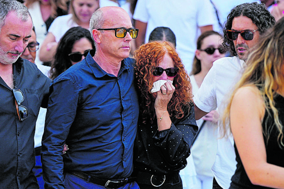 Funeral em Gondomar: família e amigos apoiam-se no luto pelos jovens atletas