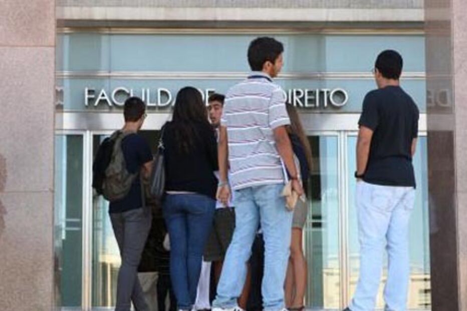 Estudantes em frente à Faculdade de Direito