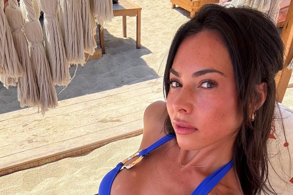 Paige Thorne, ex-paramédica, aproveita dia de sol e mostra boa forma física