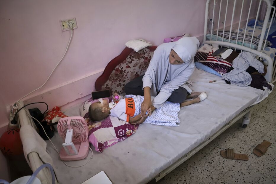 Amr al-Hams, 3 anos, sofre de lesão cerebral após ataque israelita em Gaza, com o sistema de saúde dizimado