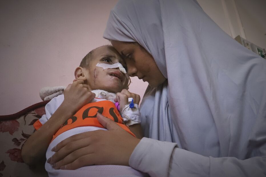 Amr, criança de Gaza, luta com lesão cerebral após ataque israelita