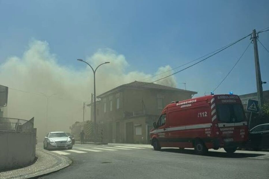 Incêndio em Santa Maria da Feira destrói casas; bombeiros no local