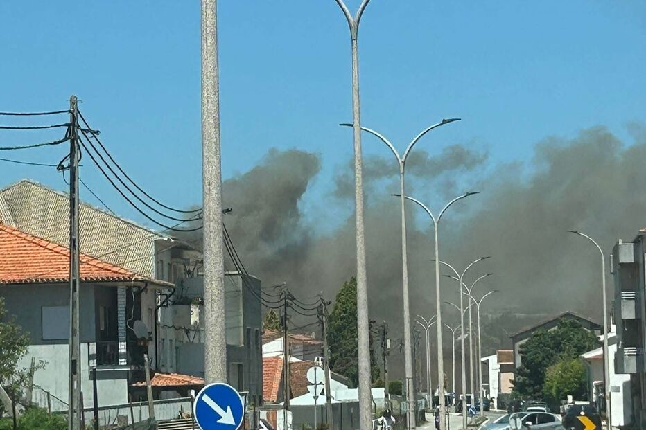 Incêndio em Santa Maria da Feira destrói casas; autoridades no local