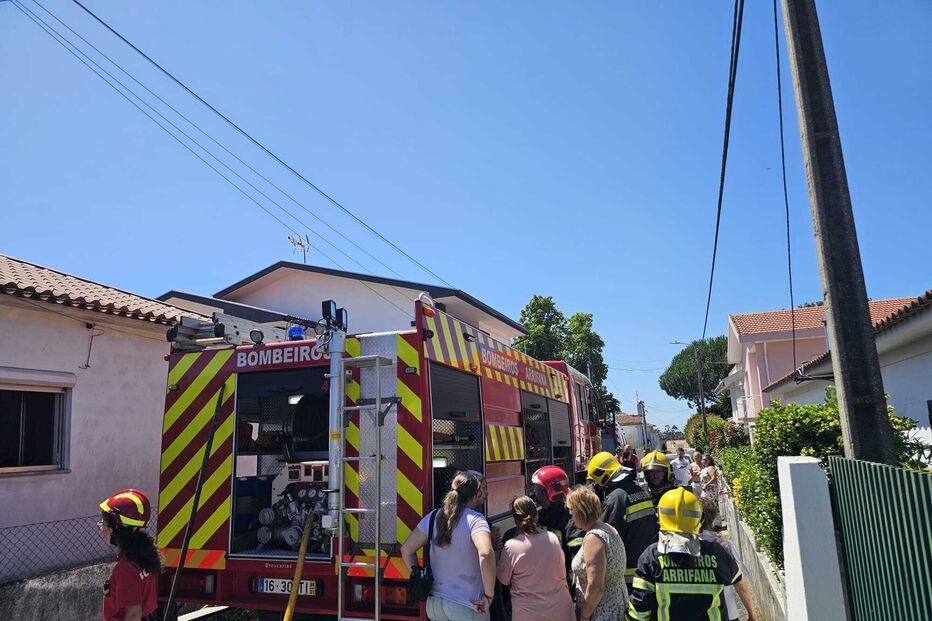 Incêndio em Santa Maria da Feira destrói habitações; bombeiros no local