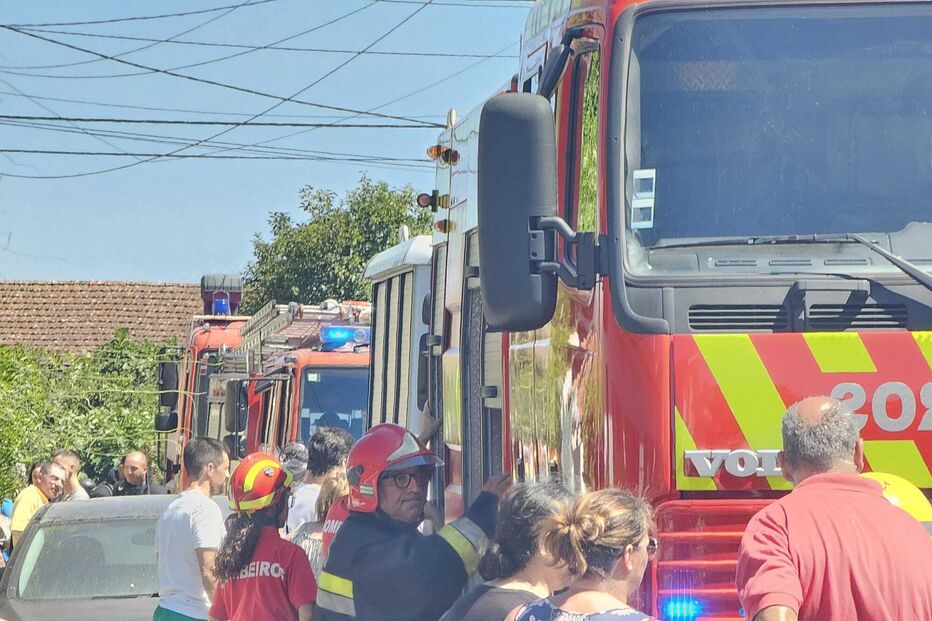Incêndio em Santa Maria da Feira destrói casas; bombeiros e autoridades no local