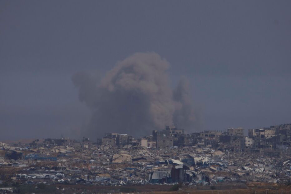 Destruição e fumo pairam sobre Gaza após ataque