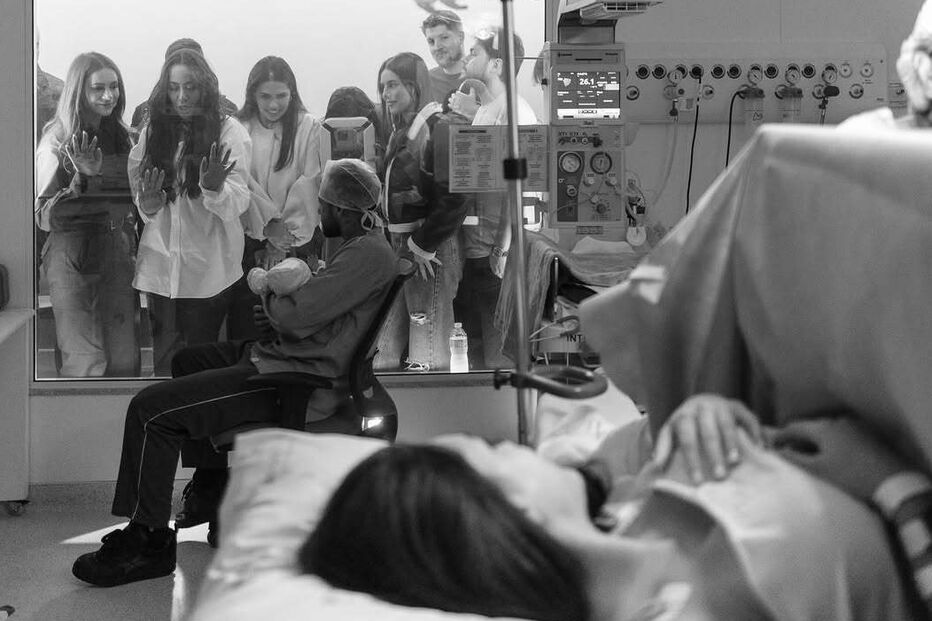 Neymar acompanha o nascimento de Mel com amigos e familiares