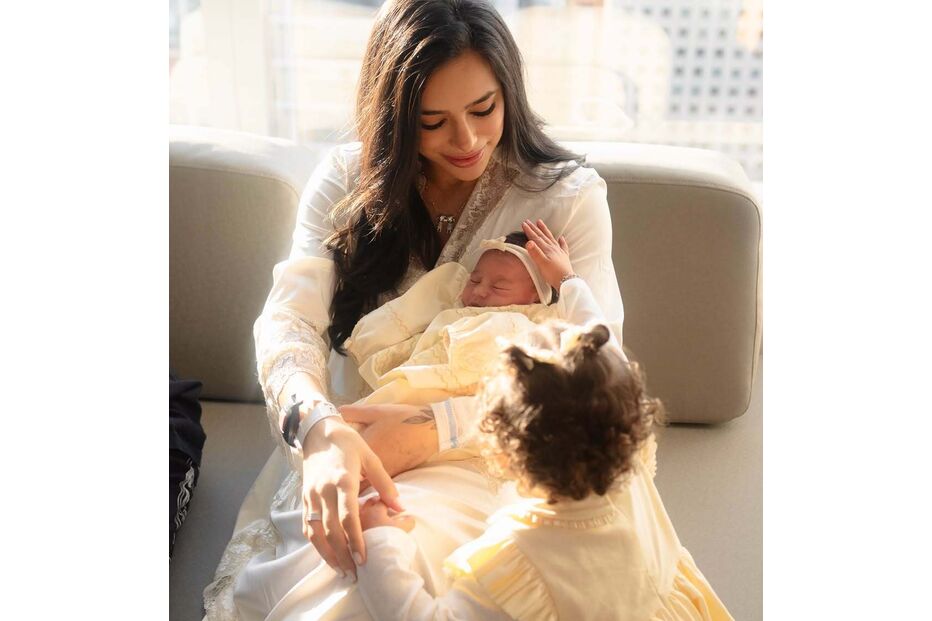 Neymar mostra fotos de Mavie com a família