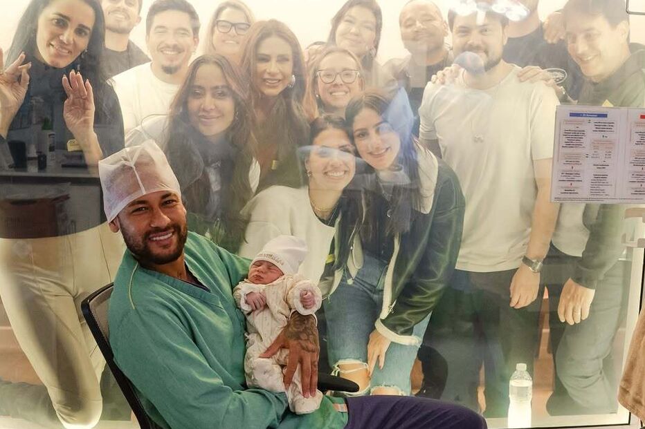 Neymar apresenta Mel, com amigos e familiares