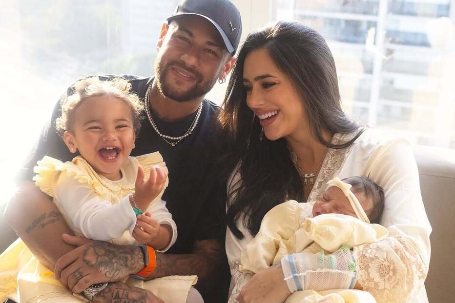 Neymar com as filhas Mel e Mavie em momento familiar ternurento
