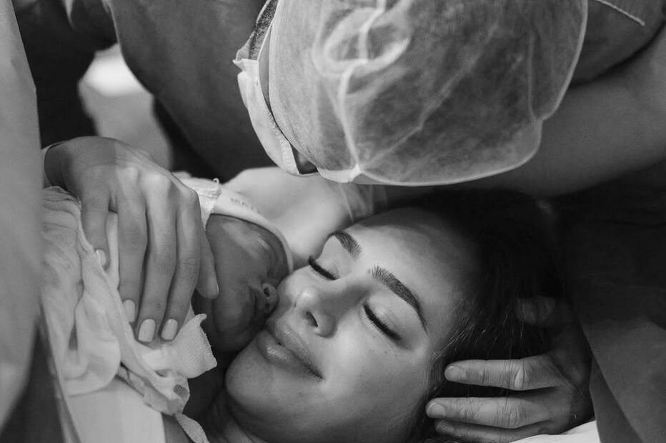 Neymar é pai; Mel surge em fotos ternurentas com a mãe.
