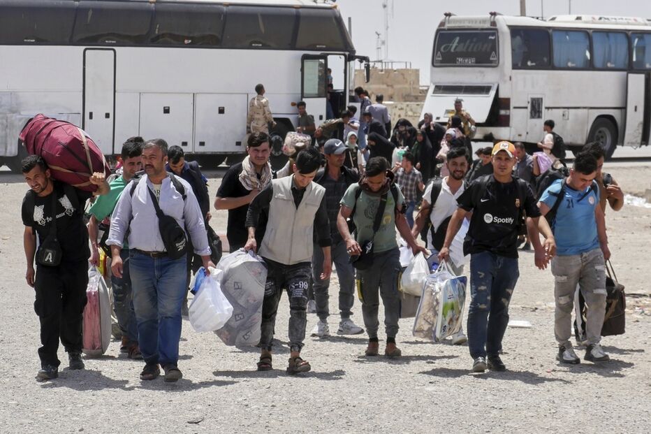 Afegãos regressam ao país de origem após prazo de saída do Irão