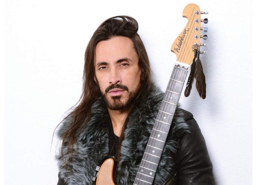 Nuno Bettencourt homenageia Diogo Jota em concerto com a camisola do Liverpool.
