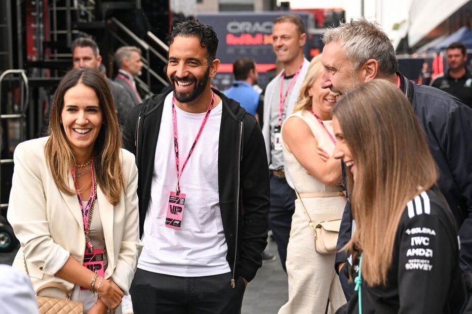 Pessoas com passes VIP sorriem num evento da Fórmula 1