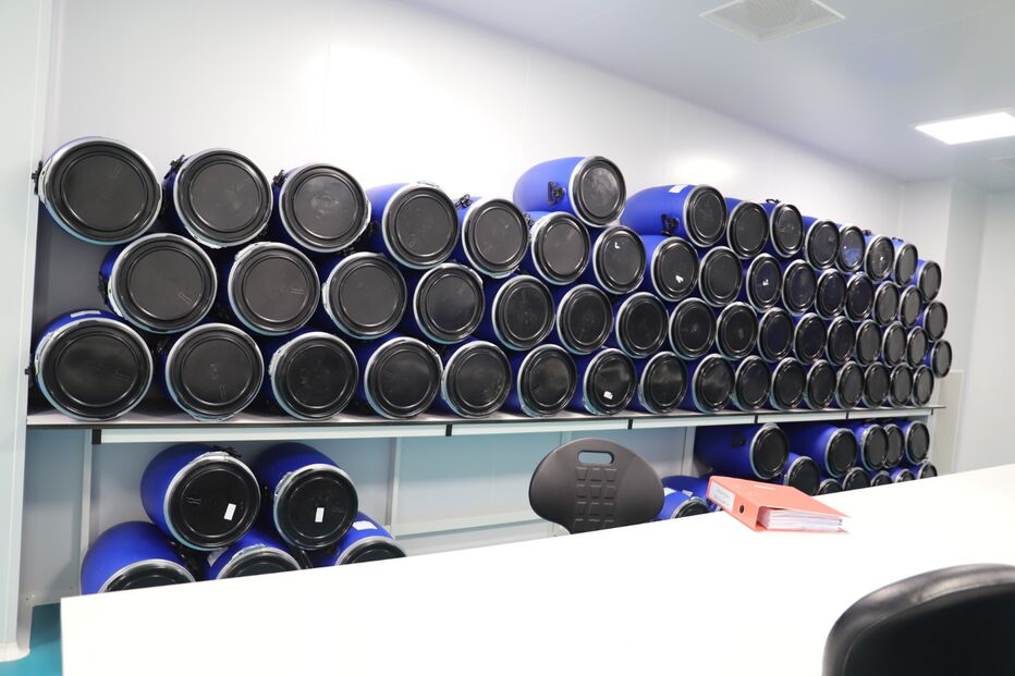 Armazenamento de produtos em barris azuis, possivelmente canábis ou ortiga