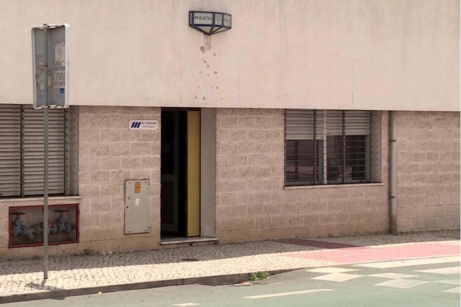 Esquadra da polícia com placa identificativa e porta aberta