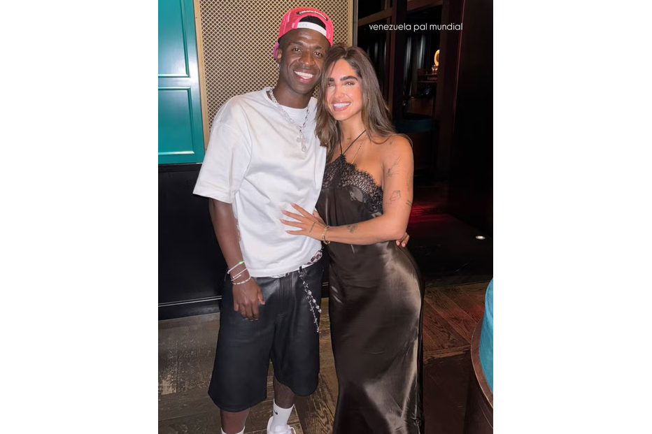 Vini Jr. com modelo venezuelana após insultos racistas