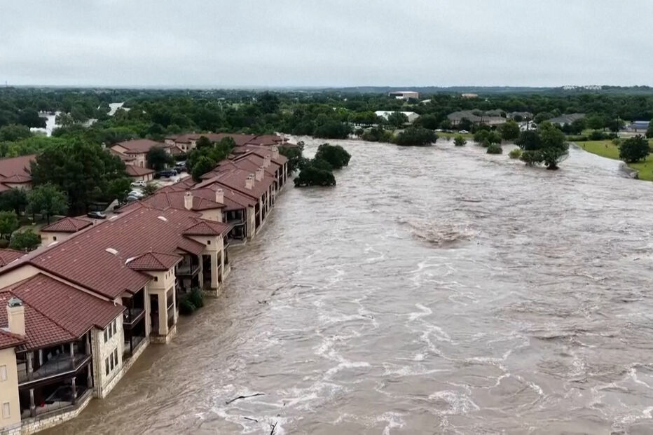 Cheias no Texas: rio galga margens junto a edifícios