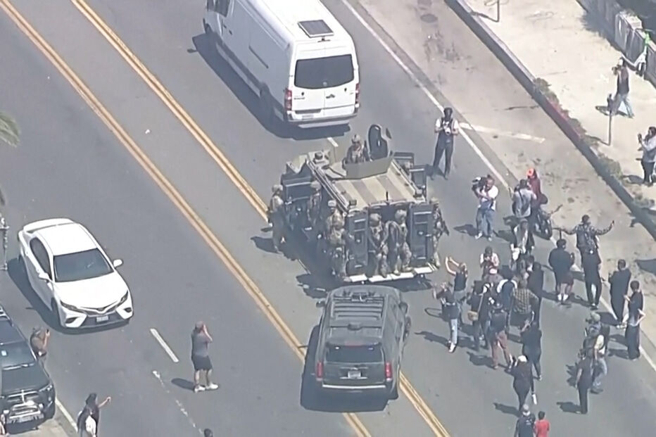 Militares e agentes da imigração em Los Angeles demonstram força num bairro de imigrantes